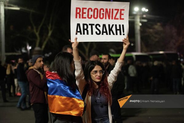 Плакат с надписью &quot;Признайте Арцах&quot; на акции протеста оппозиции на площади Свободы 5 апреля в Ереване - Sputnik Армения