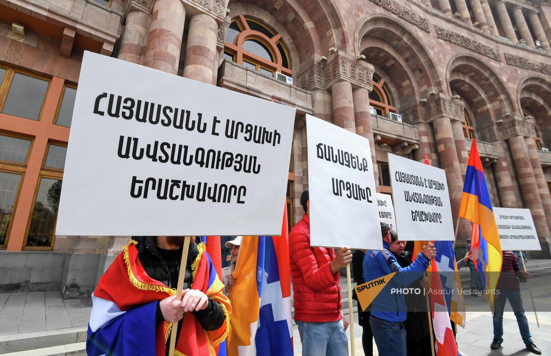 Участники движения 5165 на акции протеста перед зданием правительства (6 апреля 2022). Еревaн - Sputnik Արմենիա, 1920, 06.04.2022