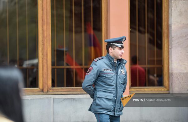 Полицейский следит за ходом акции протеста движения &quot;5165&quot; перед зданием правительства (6 апреля 2022). Еревaн - Sputnik Армения