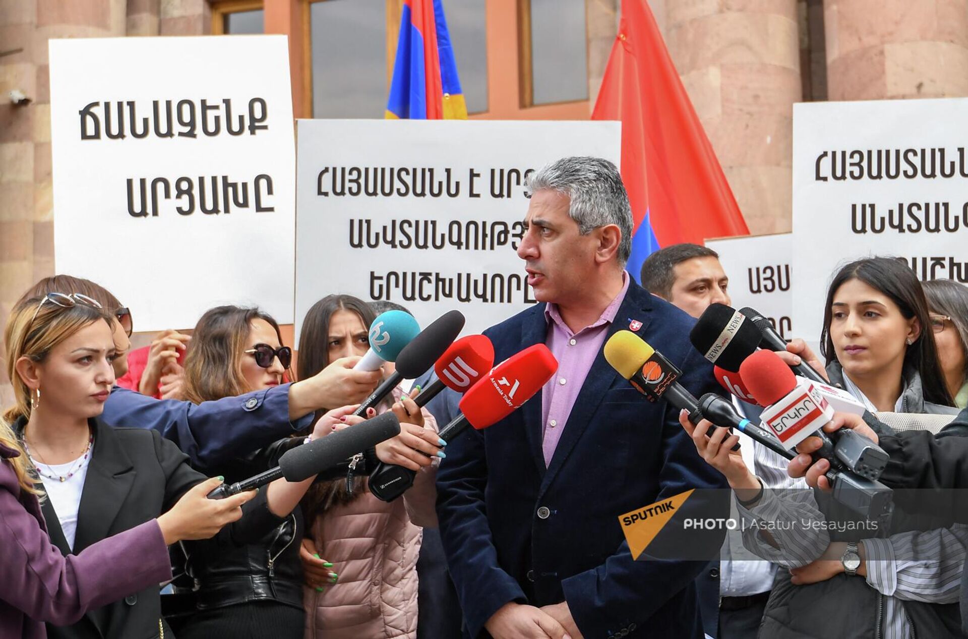 Участник движения 5165 Эдгар Казарян отвечает на вопросы прессы на акции протеста перед зданием правительства (6 апреля 2022). Еревaн - Sputnik Արմենիա, 1920, 06.04.2022