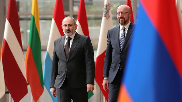 Премьер-министр Армении Никол Пашинян провел личную беседу с председателем Европейского совета Шарлем Мишелем (6 апреля 2022). Брюссель - Sputnik Армения