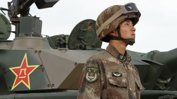 Военнослужащий у основного боевого танка Type 99 (ZTZ-99) Народно-освободительной армии Китая на забайкальском полигоне Цугол - Sputnik Армения