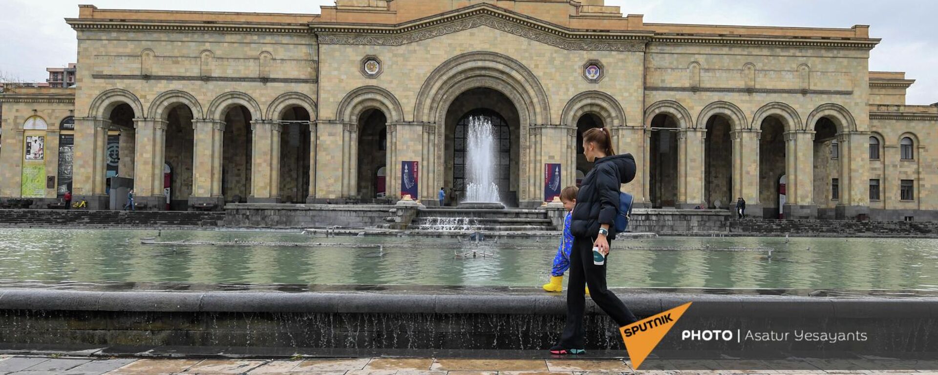 Туристы у фонтана на площади Республики - Sputnik Армения, 1920, 13.09.2022