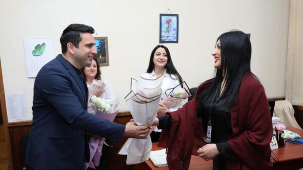 Председатель НС Ален Симонян преподнес сюрприз женщинам-депутатам, сотрудницам аппарата и аккредитованным в парламенте журналисткам по случаю Дня материнства и красоты (7 апреля 2022). Еревaн - Sputnik Армения