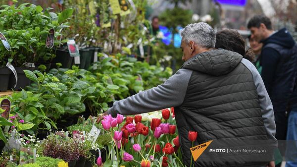 Посетители ярмарки цветов и растений в центре Еревана - Sputnik Армения