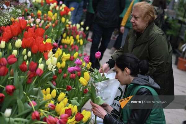 Կանայք էլ ծաղիկներ են նվիրում մայրերին և քույրերին - Sputnik Արմենիա