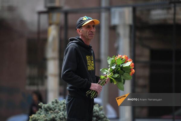 Տղամարդը ծաղիկներ է գնել նորաբաց ծաղկային տոնավաճառից - Sputnik Արմենիա