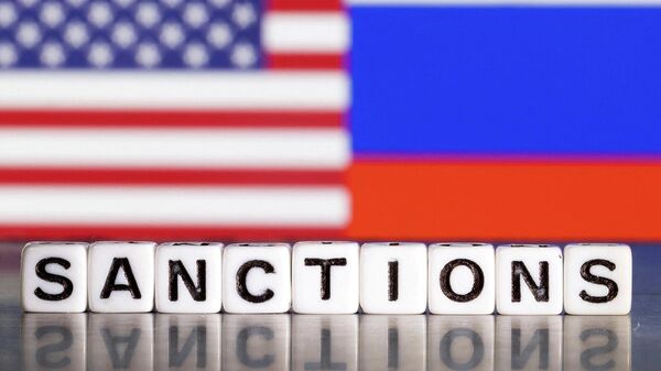 Надпись Санкции на пластиковых кубиках перед цветами флагов США и России - Sputnik Армения