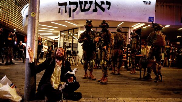 Израильские сотрудники службы безопасности рядом с местом стрельбы возле бара (8 апреля 2022). Тель-Авив - Sputnik Արմենիա