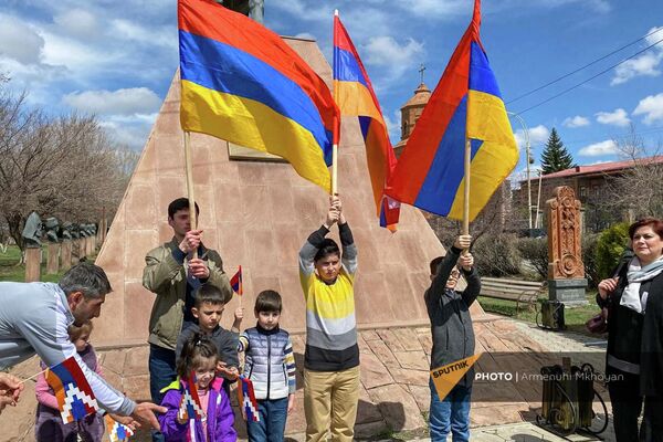 Марш участников акции в поддержку Арцаха от парка Кольцо мира в Гюмри до парка Зоравара Андраника (10 апреля 2022). Гюмри - Sputnik Армения