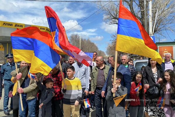 Марш участников акции в поддержку Арцаха от парка Кольцо мира в Гюмри до парка Зоравара Андраника (10 апреля 2022). Гюмри - Sputnik Армения