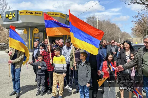 Марш участников акции в поддержку Арцаха от парка Кольцо мира в Гюмри до парка Зоравара Андраника (10 апреля 2022). Гюмри Марш участников акции в поддержку Арцаха от парка Кольцо мира в Гюмри до парка Зоравара Андраника (10 апреля 2022). Гюмри - Sputnik Армения