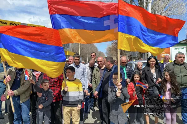 Марш участников акции в поддержку Арцаха от парка Кольцо мира в Гюмри до парка Зоравара Андраника (10 апреля 2022). Гюмри Марш участников акции в поддержку Арцаха от парка Кольцо мира в Гюмри до парка Зоравара Андраника (10 апреля 2022). Гюмри - Sputnik Армения