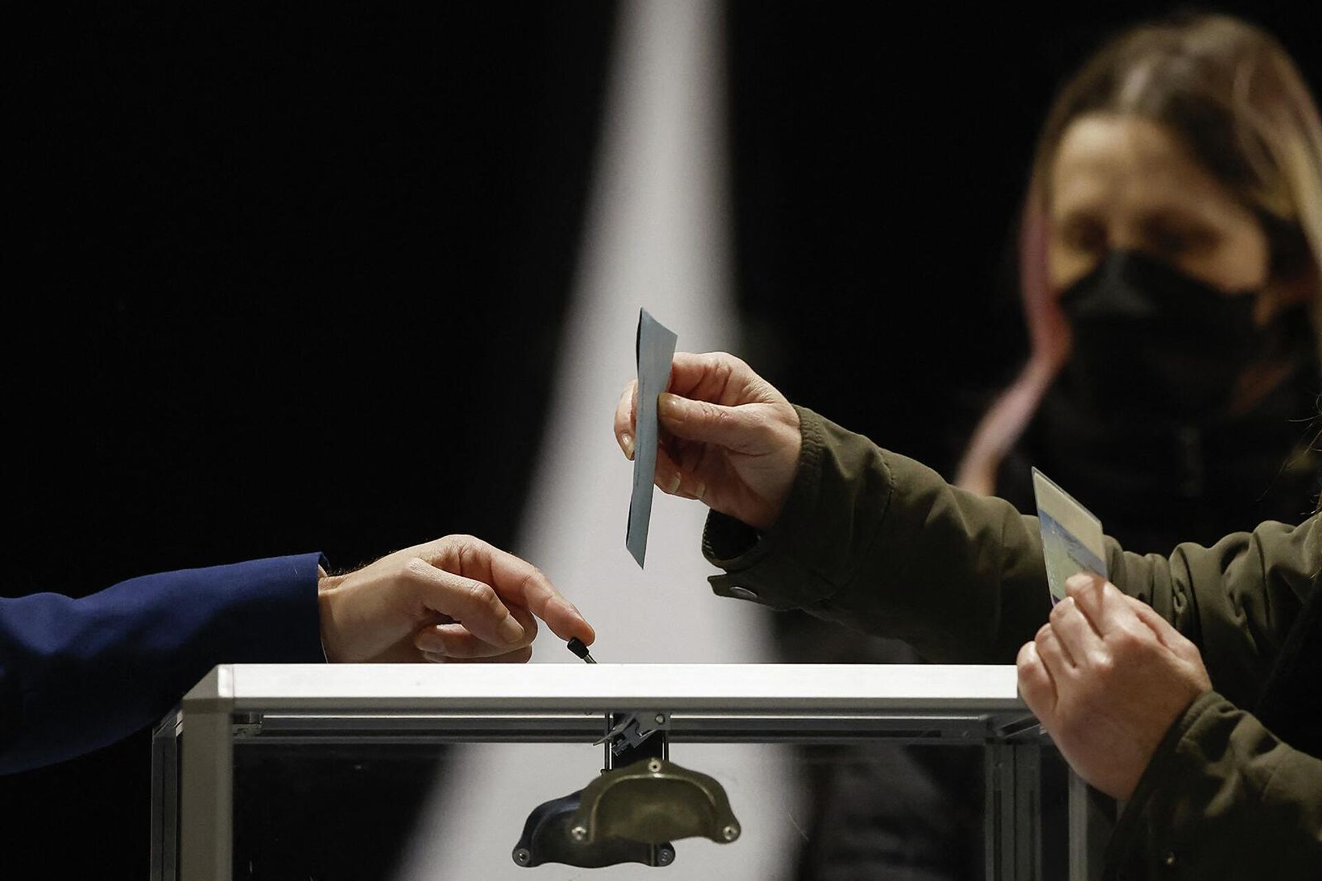 Избиратель голосует в первом туре президентских выборов во Франции 2022 года (10 апреля 2022). Париж - Sputnik Արմենիա, 1920, 10.04.2022