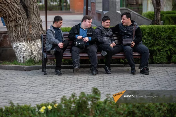 Солнечные дети продолжают сеять свет и любовь Солнечные дети продолжают сеять свет и любовь - Sputnik Армения
