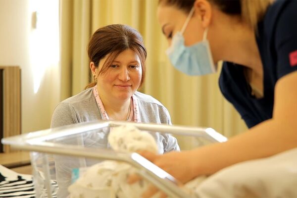 Мама новорожденного Карена Мирзояна Араксия Мкртумян наблюдает за сыном в МЦ Эребуни - Sputnik Армения