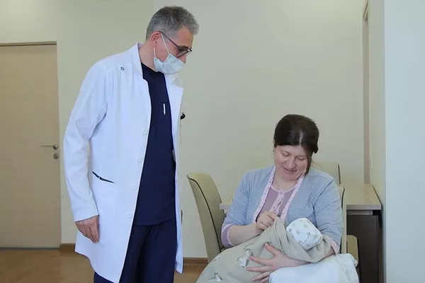 Замдиректора роддома МЦ Эребуни Давид Абовян наблюдает за новорожденным Кареном Мирзояном и его мамой Араксией Мкртумян Замдиректора роддома МЦ Эребуни Давид Абовян наблюдает за новорожденным Кареном Мирзояном и его мамой Араксией Мкртумян - Sputnik Армения
