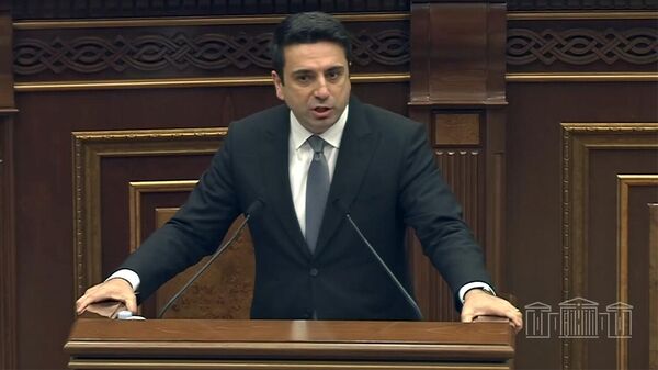 Спикер Парламента Ален Симонян выступает с речью во время очередного заседания Национального собрания Армении (12 апреля 2022). Еревaн - Sputnik Армения