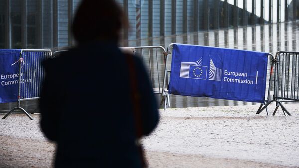 Логотип Евросоюза на ограждении возле здания штаб-квартиры Европейского парламента в Брюсселе - Sputnik Армения