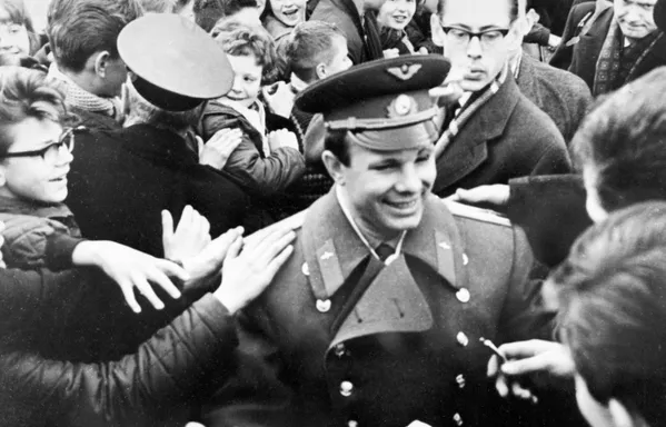 Юрий Гагарин среди учащихся средней школы города Бергена в Норвегии Юрий Гагарин среди учащихся средней школы города Бергена в Норвегии - Sputnik Армения