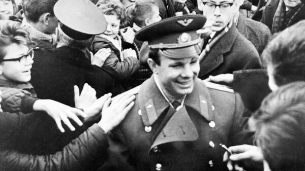 Юрий Гагарин среди учащихся средней школы города Бергена в Норвегии - Sputnik Армения