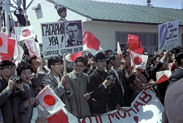 Поездка летчика-космонавта СССР, Героя Советского Союза Юрия Гагарина в Японию. Жители острова Хоккайдо восторженно встречают первого в мире летчика-космонавта Поездка летчика-космонавта СССР, Героя Советского Союза Юрия Гагарина в Японию. Жители острова Хоккайдо восторженно встречают первого в мире летчика-космонавта - Sputnik Армения