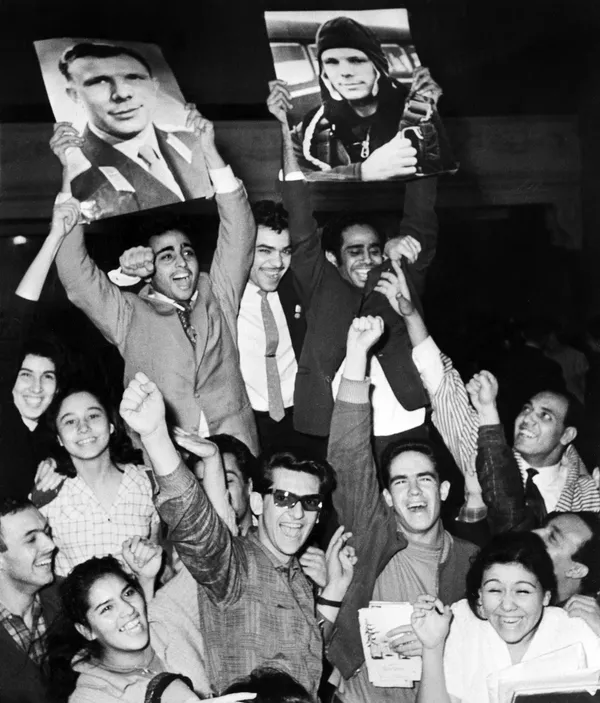 Люди держат портреты советского космонавта Юрия Гагарина, 12 апреля 1961 года Люди держат портреты советского космонавта Юрия Гагарина, 12 апреля 1961 года - Sputnik Армения