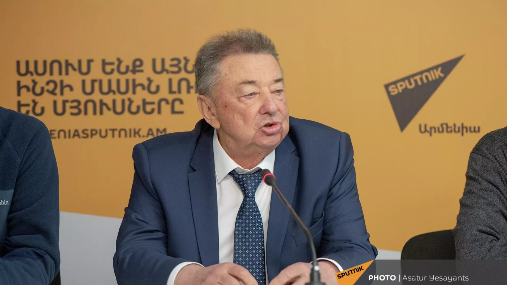 Зампред Международного союза ветеранов атомной энергетики и промышленности Виталий Лебеденко на пресс-конференции на тему роли атомной энергетики в развитии современного общества (13 апреля 2022). Еревaн