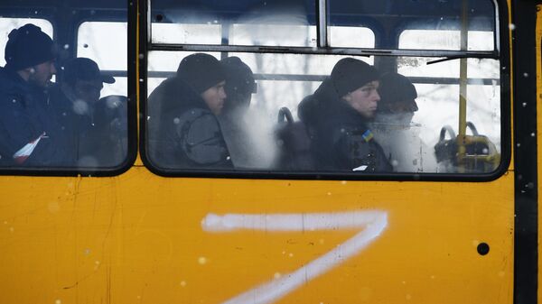 Автобус с украинскими военнопленными на окраине Мариуполя - Sputnik Армения