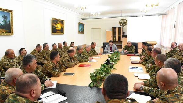 Президент Карабаха Араик Арутюнян на встрече с высшим командным составом Армии обороны РА (14 апреля 2022). Степанакерт - Sputnik Армения