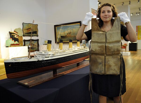 Ջեսսի Էդելմանի (Christie&#x27;s) ձեռքում «Տիտանիկի» փրկաբաճկոններից է, Նյու Յորքի ամենամյա աճուրդ, 2008թ. - Sputnik Արմենիա