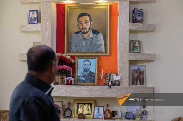 Папа новорожденного Вагана Аброяна Карен смотрит на портреты старшего сына Ваге, погибшего в карабахской войне Папа новорожденного Вагана Аброяна Карен смотрит на портреты старшего сына Ваге, погибшего в карабахской войне - Sputnik Армения