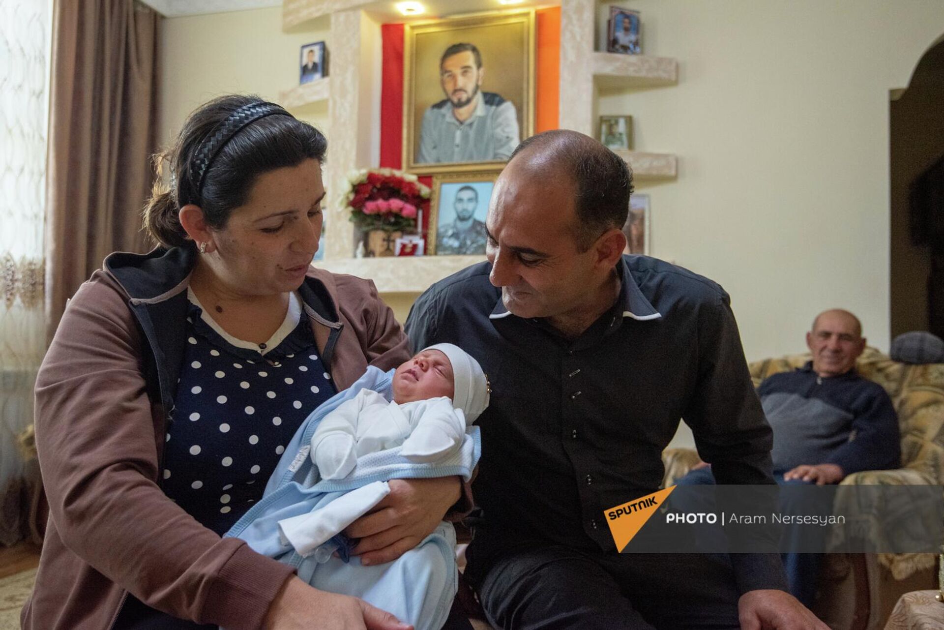 Նորածին Վահան Աբրոյանը ծնողների հետ - Sputnik Արմենիա, 1920, 01.01.2023