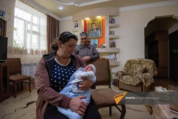 Новорожденный Ваган Аброян с мамой Ерануи и бабушкой Рипсиме Новорожденный Ваган Аброян с мамой Ерануи и бабушкой Рипсиме - Sputnik Армения