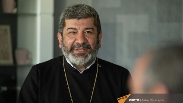 Председатель попечительского совета реабилитационного городка имени Национального героя Армении Ваагна Асатряна епископ Вазген Мирзаханян во время старта программы Киношкола без границ (15 апреля 2022). Прошян - Sputnik Армения