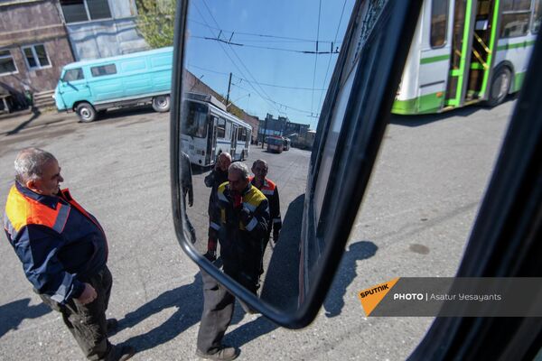 Сотрудники Ереванского электротранспорта на площадке троллейбусного парка - Sputnik Армения