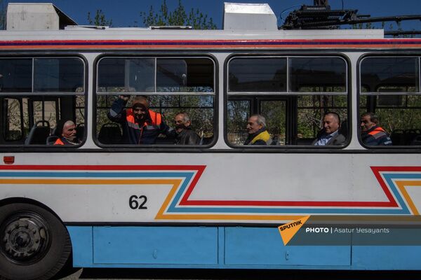 Сотрудники Ереванского электротранспорта в собственноручно собранном троллейбусе Ераз - Sputnik Армения