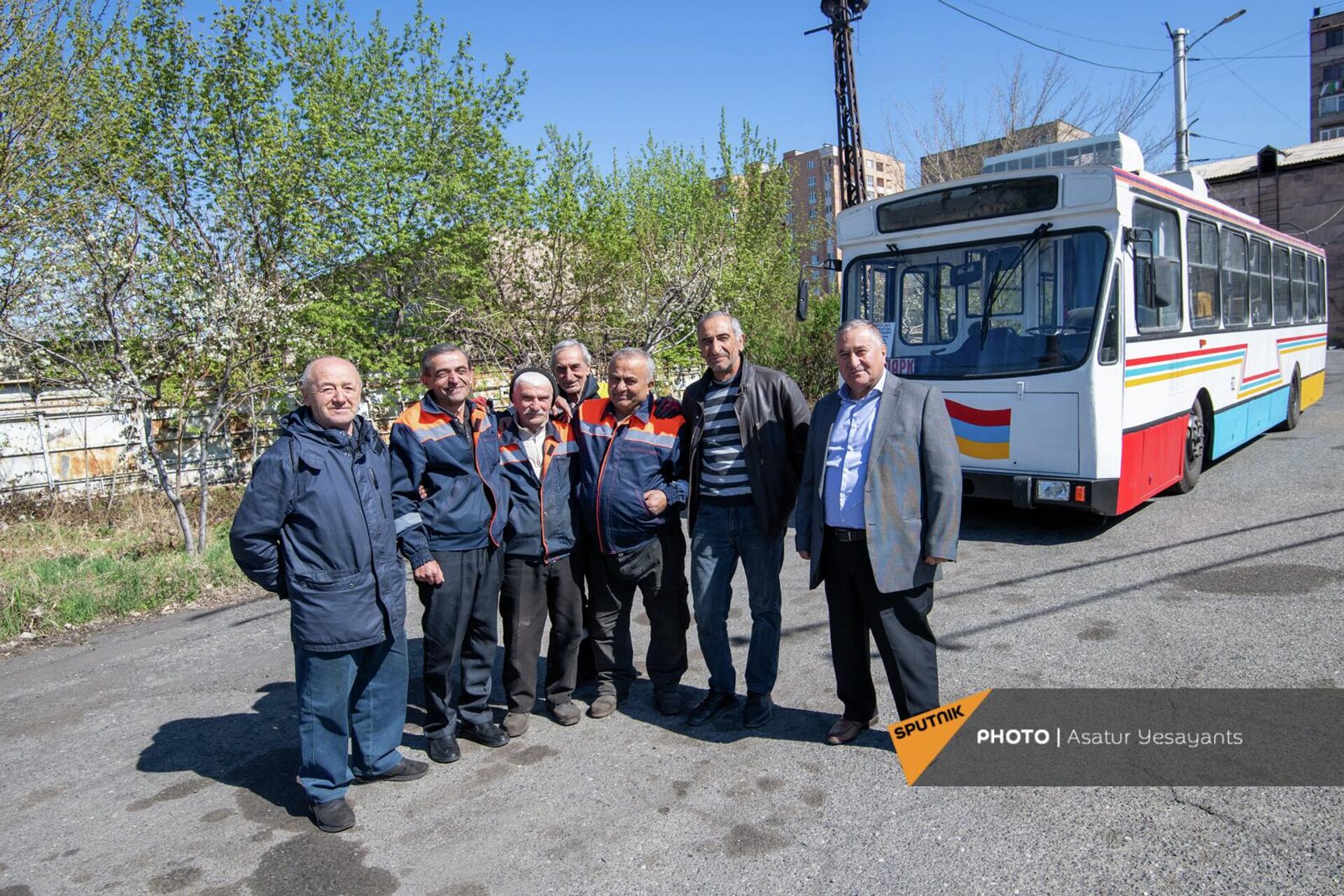 Сотрудники Ереванского электротранспорта на фоне собственноручно собранного троллейбуса Ераз - Sputnik Армения, 1920, 20.04.2022