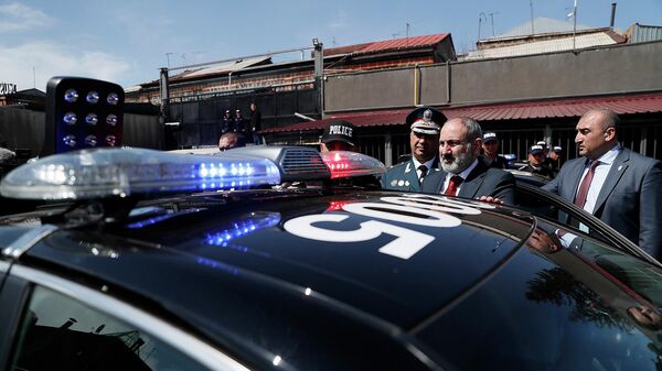 Նիկոլ Փաշինյանը Գյումրիում այցելել է ոստիկանության Կումայրիի բաժին - Sputnik Արմենիա