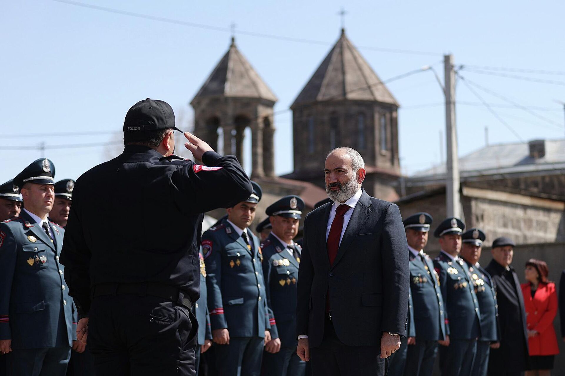 Премьер-министр Никол Пашинян в сопровождении начальника полиции Ваге Казаряна посетил Кумайрийское управление полиции (16 апреля 2022). Гюмри - Sputnik Армения, 1920, 16.04.2022