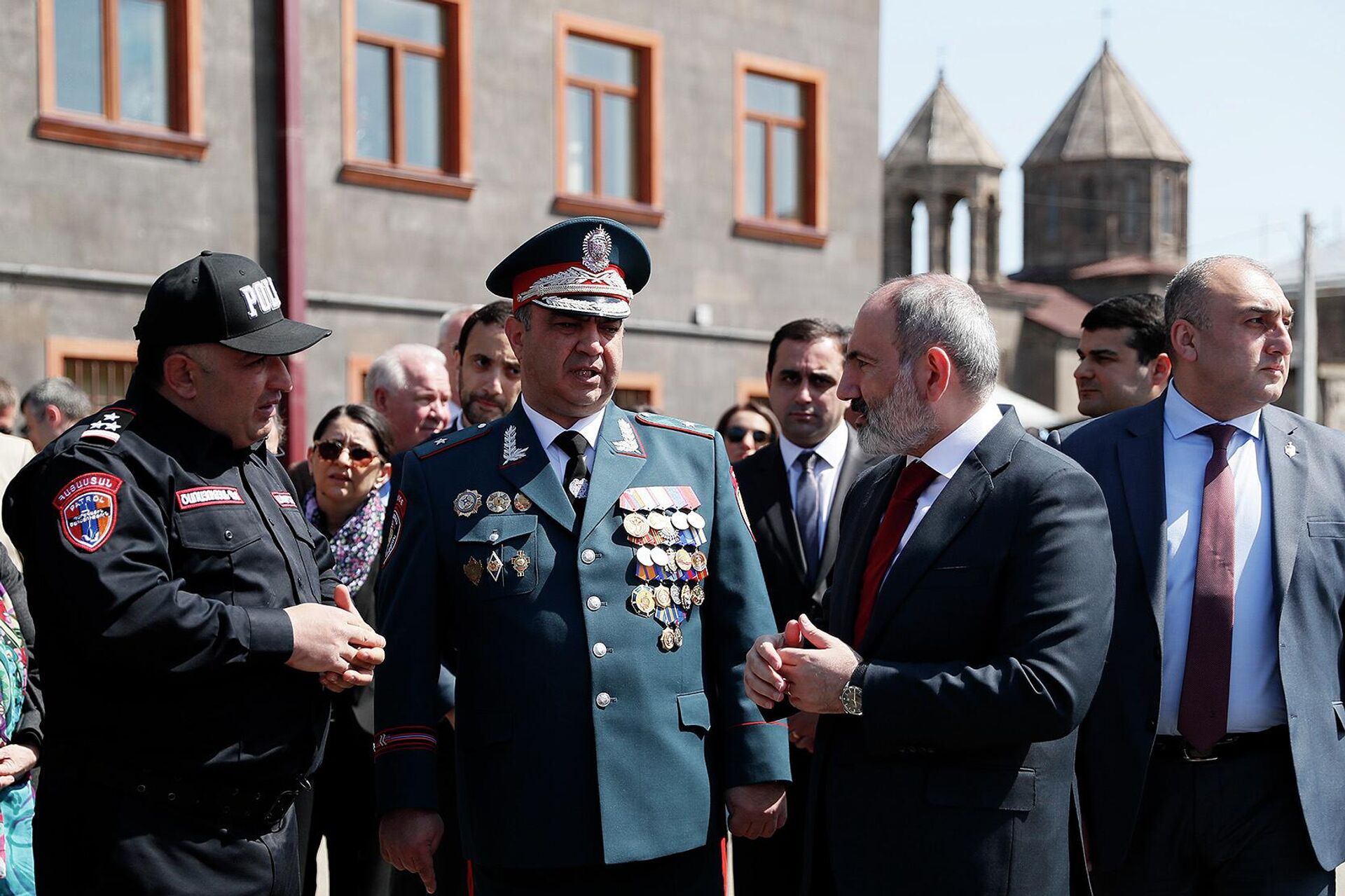 Премьер-министр Никол Пашинян в сопровождении начальника полиции Ваге Казаряна посетил Кумайрийское управление полиции (16 апреля 2022). Гюмри - Sputnik Армения, 1920, 16.04.2022