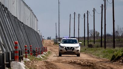 Патруль пограничной полиции Греции объезжает недавно созданную стену на границе с Турцией (9 апреля 2021). Эврос