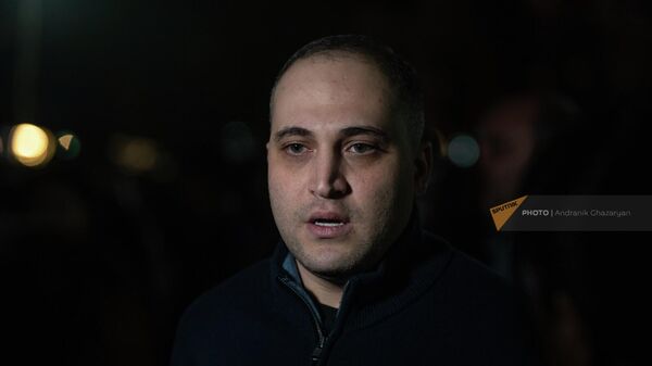 Нарек Самсонян отвечает на вопросы журналистов на акции протеста против действия властей на площади Свободы (17 апреля 2022). Еревaн - Sputnik Армения