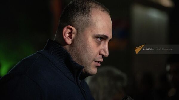 Нарек Самсонян отвечает на вопросы журналистов на акции протеста против действия властей на площади Свободы (17 апреля 2022). Еревaн - Sputnik Армения