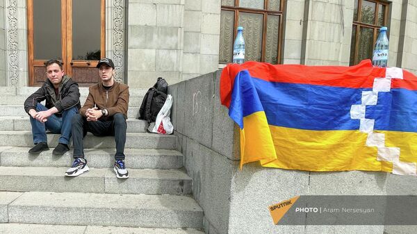 Объявившие голодовку Артур и Нвер на площади Свободы (18 апреля 2022). Еревaн - Sputnik Армения