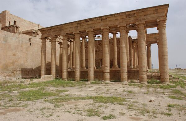 Разрушенный древний город Хатра в Ираке.Руины Хатры уничтожены боевиками ИГИЛ в марте 2015 года. - Sputnik Армения