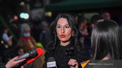 Наира Зограбян отвечает на вопросы журналистов на площади Свободы после окончания пресс-концеренции Aртура Вaнецяна (18 апреля 2022). Еревaн