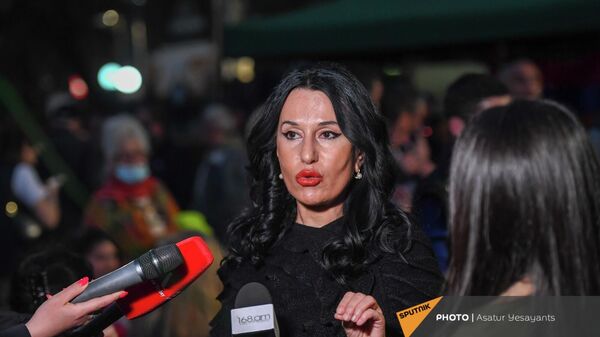Наира Зограбян отвечает на вопросы журналистов на площади Свободы после окончания пресс-концеренции Aртура Вaнецяна (18 апреля 2022). Еревaн - Sputnik Армения