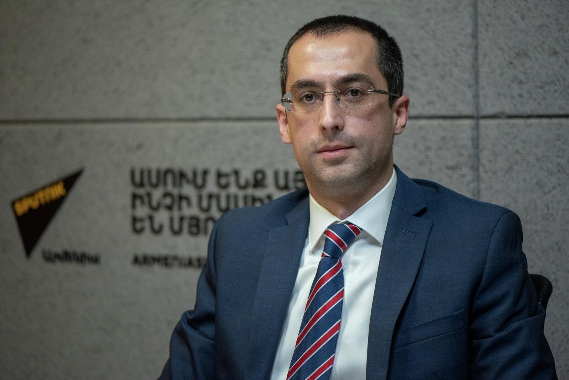 ԿԲ արժեթղթերի շուկայի կարգավորման բաժնի պետ Վիգեն Շահնազարյանը Sputnik ռադիոկայանի տաղավարում - Sputnik Արմենիա, 1920, 28.05.2025