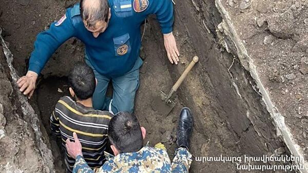 Спасатели вытаскивают пострадавших в результате обрушения стены одного из домов возле гостиницы Аракс (20 апреля 2022). Гюмри - Sputnik Армения